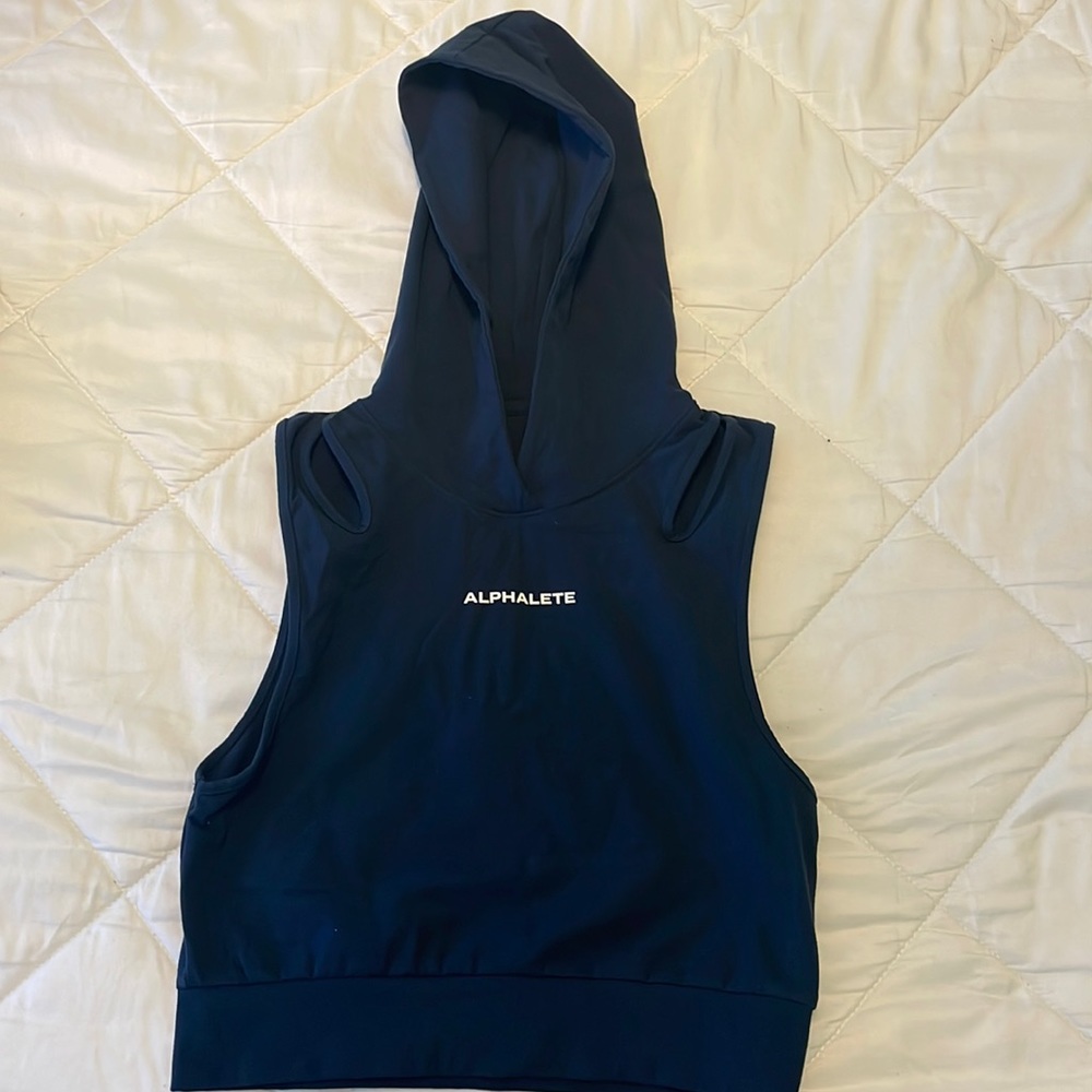 ALPHALETE SLEEVELESS HOODIE TOP